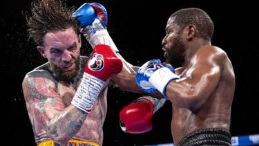 epaselect epa10491573 US boxer Floyd Mayweather (R) in action against English boxer Aaron Chalmers (L) at the O2 Arena in London, Britain, 25 February 2023.  EPA/TOLGA AKMEN