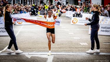 ZAANDAM - Winnaar Atleet Hellen Obiri uit Kenia bij de finish van de Dam tot Damloop op de burcht. Tienduizenden mensen doen mee op het parcours met een lengte van 10 mijl (16,1 km). ANP ROBIN UTRECHT