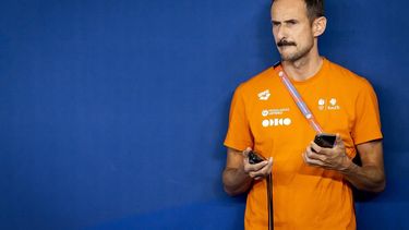 DOHA - Coach Patrick Pearson tijdens de 400 wissel mannen tijdens de laatste dag van de wereldkampioenschappen langebaan zwemmen. De WK was een van de mogelijkheden voor de Nederlandse zwemmers om limieten te zwemmen voor de Spelen van Parijs in 2024. ANP KOEN VAN WEEL