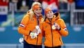 MILAAN - (l-r) Jutta Leerdam, Femke Kok op het podium na afloop van de 500 meter bij het langebaanschaatsen in het Milano Speed Skating Stadium op de Olympische Winterspelen van Milaan. ROBIN VAN LONKHUIJSEN / ANP