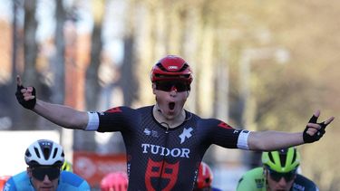 Tudor Pro Cycling Team's Dutch cyclist Arvid De Kleijn celebrates as he crosses the finish line during the 2nd stage of the Paris-Nice cycling race, 179 km between Thoiry and Montargis, on March 4, 2024. 
Thomas SAMSON / AFP