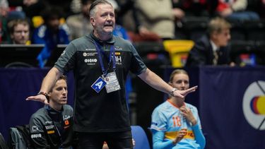 epa11025211 Dutch coach Per Anders Johansson gestures during the IHF Women's World Handball Championship quarter-final match between the Netherlands and Norway, in Trondheim, Norway, 12 December 2023.  EPA/Beate Oma Dahle  NORWAY OUT