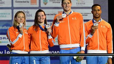 Team Netherlands celebrates winning the bronze medal during the podium ceremony for the 4X50m Mixed Medley Relay of the European Short Course Swimming Championships in Otopeni on December 10, 2023. 
Daniel MIHAILESCU / AFP