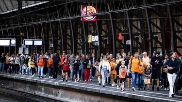 AMSTERDAM - Racefans op Amsterdam Centraal onderweg per trein naar Zandvoort aan Zee. De NS laat op deze route tijdens het weekend van de Formule 1-race in Zandvoort twaalf treinen per uur rijden. Dat betekent dat er elke vijf minuten een trein gaat. Met het extra aantal treinen moet het grote verwachte aantal Formule 1-fans van en naar het circuit kunnen reizen. ANP RAMON VAN FLYMEN