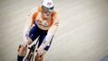 2023-08-05 14:59:41 GLASGOW - Jeffrey Hoogland in actie tegen Paul Nicholas op het onderdeel sprint tijdens de wereldkampioenschappen baanwielrennen. De Schotse stad is van 3 tot en met 13 augustus het toneel van een wereldkampioenschap met meerdere fiets disciplines. ANP ROBIN VAN LONKHUIJSEN