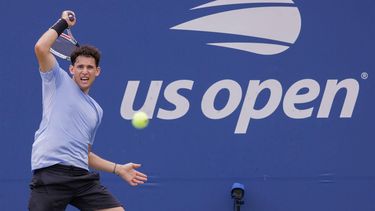2023-08-28 10:47:42 epa10825590 Dominic Thiem of Austria returns the ball to Alexander Bublik of Kazakhstan during their first round match at the US Open Tennis Championships at the USTA National Tennis Center in Flushing Meadows, New York, USA, 28 August 2023. The US Open runs from 28 August through 10 September.  EPA/SARAH YENESEL