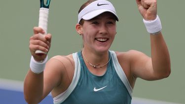 epa11909629 Mirra Andreeva of Russia celebrates after winning her quarter final match against Iga Swiatek of Poland at the Dubai Duty Free Tennis WTA Championships 2025 in Dubai, United Arab Emirates, 20 February 2025.  EPA/ALI HAIDER