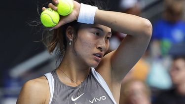 epa11825119 Qinwen Zheng of China in action during the Women's round 2 match against Laura Siegemund of Germany at the Australian Open tennis tournament in Melbourne, Australia, 15 January 2025.  EPA/ROLEX DELA PENA