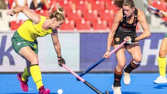 TERRASSA - Penny Squibb (AUS), Lidewij Welten (NED) (l-r) tijdens de halvefinalewedstrijd tussen Nederland en Australie op het WK hockey. ANP WILLEM VERNES