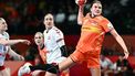Netherlands' pivot #19 Merel Freriks (R) passes the ball next to Switzerland's pivot #07 Tabea Schmid (C) and Switzerland's centre back #02 Chantal Wick (L) during the European Women's EHF EURO 2024 Handball Championship main round match between Switzerland and Netherlands in Vienna, Austria, on December 9, 2024.  
Joe Klamar / AFP