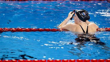 DOHA - Marrit Steenbergen na afloop van de finale 200 wissel vrouwen tijdens de tweede dag van het wereldkampioenschappen langebaan zwemmen. De WK was een van de mogelijkheden voor de Nederlandse zwemmers om limieten te zwemmen voor de Spelen van Parijs in 2024. ANP KOEN VAN WEEL