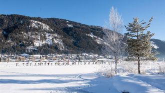 TECHENDORF - Sfeerbeeld tijdens de Alternatieve Elfstedentocht marathonschaatsen op het natuurijs van de Oostenrijkse Weissensee. ANP VINCENT RIEMERSMA