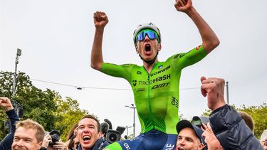 Slovenia's Tadej Pogacar celebrates with his team after winning the men's Elite Road Race cycling event during the UCI 2024 Road World Championships, in Zurich, on September 29, 2024. 
Fabrice COFFRINI / AFP