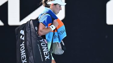 epa11086545 Jessica Pegula of the US leaves the court following her loss to Clara Burel of France in the 2nd round on Day 5 of the 2024 Australian Open at Melbourne Park in Melbourne, Australia 18 January 2024.  EPA/LUCAS COCH AUSTRALIA AND NEW ZEALAND OUT