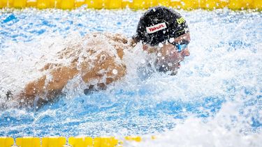 DOHA - Nyls Korstanje in actie op de halve finale 100 vlinder mannen tijdens de zesde dag van de wereldkampioenschappen langebaan zwemmen. De WK was een van de mogelijkheden voor de Nederlandse zwemmers om limieten te zwemmen voor de Spelen van Parijs in 2024. ANP KOEN VAN WEEL