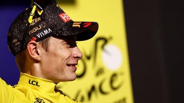 2023-07-16 18:33:21 Jumbo-Visma's Danish rider Jonas Vingegaard celebrates on the podium with the overall leader's yellow jersey after the 15th stage of the 110th edition of the Tour de France cycling race, 179 km between Les Gets Les Portes du Soleil and Saint-Gervais Mont-Blanc, in the French Alps, on July 16, 2023. 
Anne-Christine POUJOULAT / AFP