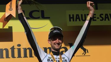 2023-07-16 18:31:46 epa10750021 Dutch rider Wout Poels of team Bahrain-Victorious celebrates on the podium after winning the 15th stage of the Tour de France 2023, over 180kms from Les Gets les Portes du Soleil to Saint-Gervais Mont-Blanc le Bettex, France, 16 July 2023.  EPA/MARTIN DIVISEK