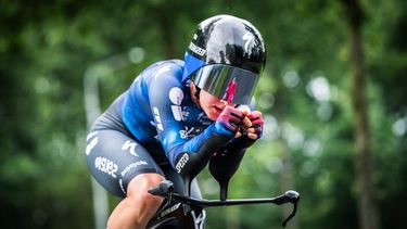 ACHTKARSPELEN - Wielrenner Demi Vollering in actie tijdens het Nederlands kampioenschap tijdrijden. Wielerbond KNWU meldde eerder dat Surhuisterveen de organisatie overnam van Lochem. Deze gemeente had vanwege de NAVO-top in juni in Den Haag geen politieagenten beschikbaar om de wedstrijd te begeleiden. ANP SIESE VEENSTRA