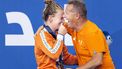 DOHA - Tes Schouten en coach Mark Faber tijdens de huldiging van de 200 school vrouwen tijdens de zesde dag van de wereldkampioenschappen langebaan zwemmen. De WK was een van de mogelijkheden voor de Nederlandse zwemmers om limieten te zwemmen voor de Spelen van Parijs in 2024. ANP KOEN VAN WEEL