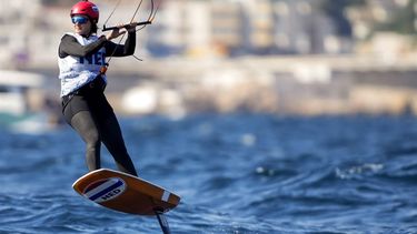 MARSEILLE - Annelous Lammerts tijdens de opening races kitefoilen op de Olympische Spelen. Kitefoilen is een nieuwe sport op de Spelen. ANP SANDER KONING