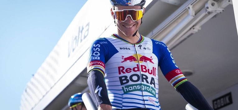 epa12858457 Belgium rider Remco Evenepoel of the Team RedBull BORA hansgrohe gets ready at the begining of the 7th and last stage of the Volta Ciclista a Catalunya, with stafrt and finish in Barcelona, Catalonia, Spain, 29 March 2026.  EPA/Siu Wu