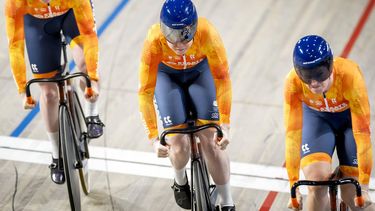 APELDOORN - Steffie van der Peet, Hetty van de Wouw en Kim Kalee tijdens een training in Omnisport Apeldoorn. De Nederlandse sprintselectie traint in aanloop naar het WK baanwielrennen. KOEN VAN WEEL / ANP