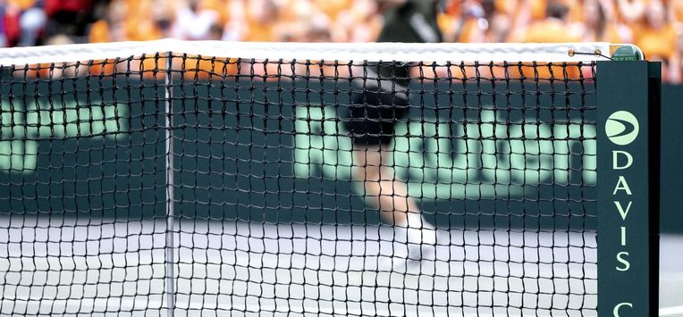 GRONINGEN - Het net met het Davis Cup logo tijdens de kwalificatieronde voor de Davis Cup Finals. De winnaar plaatst zich voor de groepsfase van de Davis Cup Finals in september. ANP SANDER KONING