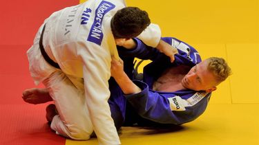 2023-10-25 16:31:09 Russia's David Karapetyan (white) competes with Nederlands' Frank de Wit during their men's -81kg final bout at the Grand Slam Abu Dhabi championship in Abu Dhabi on October 25, 2023. 
Giuseppe CACACE / AFP