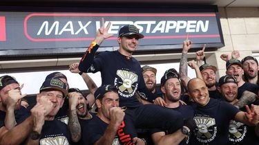 2023-10-07 22:38:19 epa10906504 Dutch Formula One driver Max Verstappen of Red Bull Racing celebrates winning the 2023 Formula One Championship after the Sprint race at the Lusail International Circuit racetrack in Lusail, Qatar, 07 October 2023. The Formula 1 Qatar Grand Prix will be held on 08 October 2023.  EPA/ALI HAIDER