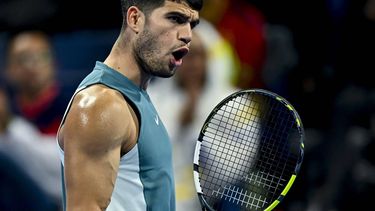 epa11910644 Carlos Alcaraz of Spain in action against Jiri Lehecka of Czech Republic during their quarterfinal match at the ATP Qatar Open tennis tournament in Doha, Qatar, 20 February 2025.  EPA/NOUSHAD THEKKAYIL