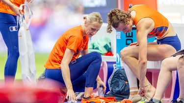 PARIJS - Sofie Dokter (r) en Anouk Vetter tijdens de meerkamp op de olympische atletiekwedstrijden. ANP IRIS VAN DEN BROEK