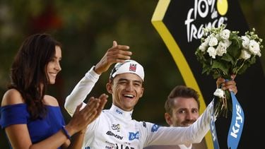 epa13134563 Mexican cyclist Isaac del Toro of UAE Team Emirates XRG celebrates on the podium wearing the best young rider's white jersey after the 21st and final stage of the Tour de France, 88.7 km route starting and ending in Paris, France, 26 July 2026.  EPA/YOAN VALAT