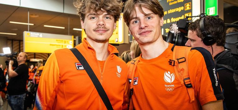 SCHIPHOL - Jens en Melle van 't Wout op luchthaven Schiphol na de Olympische Winterspelen van Milaan en Cortina. DINGENA MOL / ANP