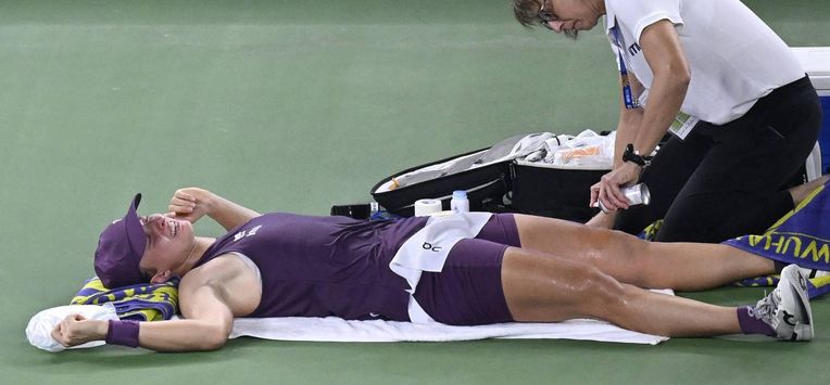 Poland’s Iga Swiatek receives medical treatment during her women's singles semi-final match against Poland’s Maja Chwalinska at the Wuhan Open tennis tournament in Wuhan, China's Hubei province on October 17, 2026. 
WANG Zhao / AFP