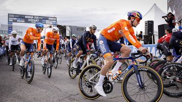 MONTREAL - Pascal Eenkhoorn, Mathieu van der Poel, Tim van Dijke (l-r) gaan van start voor de wegwedstrijd bij de mannen op de wereldkampioenschappen wielrennen. ROBIN VAN LONKHUIJSEN / ANP
