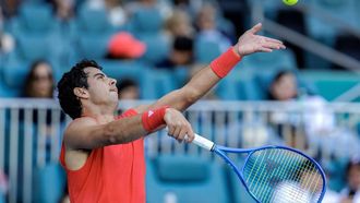 epa11979589 Jaume Munar of Spain in action against Daniil Medvedev of Russia during their Men’s Singles second round match at the 2025 Miami Open tennis tournament, in Miami, Florida, USA, 21 March 2025.  EPA/CRISTOBAL HERRERA-ULASHKEVICH