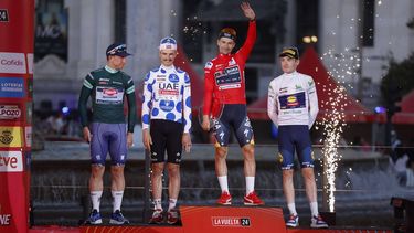 epa11593478 Slovenian rider and overall leader Primoz Roglic (2-R) of Red Bull-BORA-hansgrohe team, Danish rider and best young cyclist Mattias Skelmose (R) of Lidl-Trek, Australian rider and best mountain cyclist Jay Vine (2-L) of UAE Emirates, and Australian rider and best consistent cyclist Kaden Groves (L) of Alpecin-Deceuninck, celebrate on the podium of the Vuelta a Espana cycling race following the 21st and last stage, an individual time trial over 24.6 km in Madrid, Spain, 08 September 2024.  EPA/JAVIER LIZON