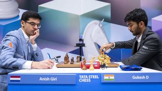WIJK AAN ZEE - Anish Giri (Nederland) en Dommaraju Gukesh (India) spelen hun eerste schaakronde, op de eerste dag van het schaaktoernooi Tata Steel Chess. Gukesh is de huidige wereldkampioen en met zijn 18 jaar de jongste ooit. ANP FRANK VAN BEEK