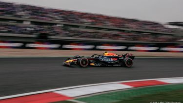 epa11291518 Red Bull Racing driver Sergio Perez of Mexico in action during the Formula One Chinese Grand Prix, in Shanghai, China, 21 April 2024. The 2024 Formula 1 Chinese Grand Prix is held at the Shanghai International Circuit racetrack on 21 April after a five-year hiatus.  EPA/ALEX PLAVEVSKI