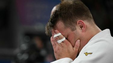 Germany's Timo Cavelius reacts after loosing to Israel's Sagi Muki (Blue) in the judo men's -81kg round of 32 bout of the Paris 2024 Olympic Games at the Champ-de-Mars Arena, in Paris on July 30, 2024.  
Luis ROBAYO / AFP