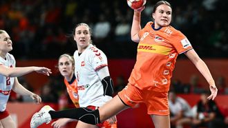 Netherlands' pivot #19 Merel Freriks (R) passes the ball next to Switzerland's pivot #07 Tabea Schmid (C) and Switzerland's centre back #02 Chantal Wick (L) during the European Women's EHF EURO 2024 Handball Championship main round match between Switzerland and Netherlands in Vienna, Austria, on December 9, 2024.  
Joe Klamar / AFP