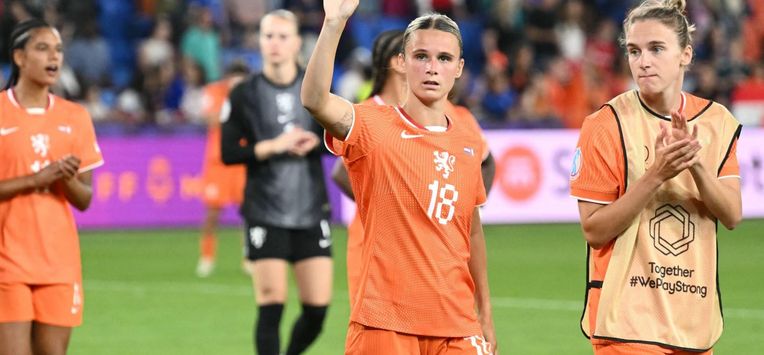 Netherlands' defender #18 Kerstin Casparij (C) acknowledges supporters as she reacts to her team's defeat at the end of the UEFA Women's Euro 2025 Group D football match between The Netherlands and France at the St. Jakob-Park Stadium in Basel, on July 13, 2025. 
SEBASTIEN BOZON / AFP
