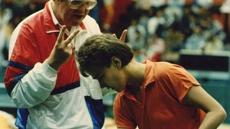 Bettine Vriesekoop en haar trainer Gerard Bakker na de nederlaag tegen Hrachova.