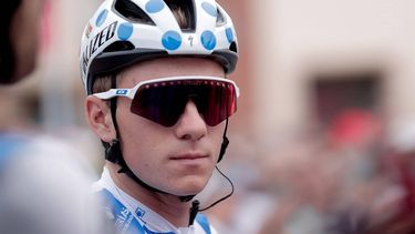 2023-09-13 15:28:27 epa10858479 Belgian cyclist Remco Evenepoel of Soudal Quick Step before the 17th stage of the Vuelta a Espana, a 124.5 km cycling race from Ribadesella to Altu de L'Angliru, Spain, 13 September 2023.  EPA/Manuel Bruque