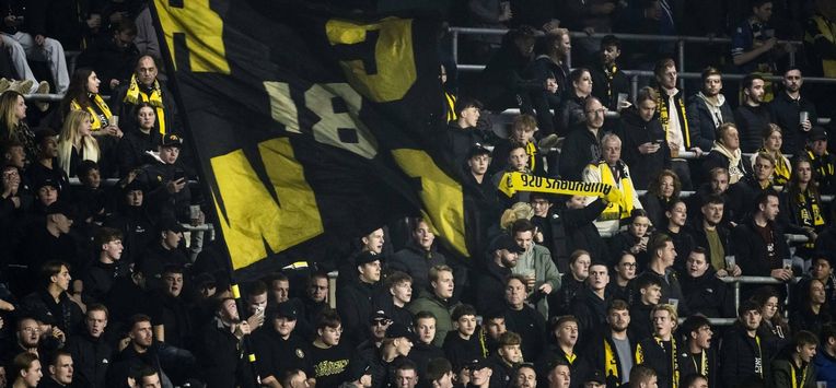 WAALWIJK - Vitessesupporters voor aanvang van de KNVB-bekerwedstrijd tussen RKC Waalwijk en Vitesse in het Mandemakers Stadion. Vitesse zou worden overgenomen door Guus Franke, hij had een deal met een grote Amerikaanse schuldeiser. Maar die is nu afgehaakt, met als gevolg dat Franke de club niet wil overnemen. De overname was voor de KNVB een voorwaarde om Vitesse een proflicentie te geven. ANP FREEK VAN DEN BERGH