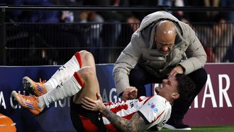 EINDHOVEN - (l-r) Dennis Man of PSV Eindhoven, PSV Eindhoven coach Peter Bosz tijdens de UEFA Champions league wedstrijd tussen PSV Eindhoven en Atlético Madrid in het Phillips stadion op 9 december 2025 in Eindhoven, Nederland. ANP MAURICE VAN STEEN