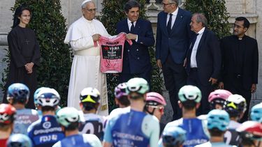 epa12149340 Pope Leo XIV greets cyclists competing in the 21st and final stage of the Giro d'Italia cycling race over 141km from the Vatican to Rome, 01 June 2025.  EPA/ANGELO CARCONI