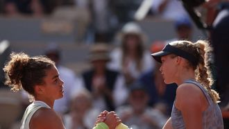 Italy's Jasmine Paolini shakes hands with Russia's Mirra Andreeva (R) after winning the women's singles semi final match on Court Philippe-Chatrier on day twelve of the French Open tennis tournament at the Roland Garros Complex in Paris on June 6, 2024. 
ALAIN JOCARD / AFP