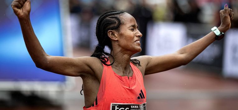 AMSTERDAM - Buze Diriba wint de marathon van Amsterdam bij de vrouwen. ANP RAMON VAN FLYMEN