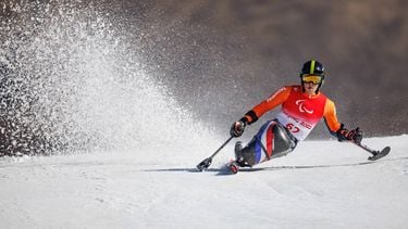 epa09814196 A handout photo made available by the Olympic Information Service shows Niels De Langen of Netherlands (LW10-2) in action in the Men's Giant Slalom Sitting Para Alpine Skiing at the Yanqing National Alpine Skiing Centre during Beijing 2022 Winter Paralympic Games, Yanqing, China, 10 March 2022.  EPA/Simon Bruty / HANDOUT  HANDOUT EDITORIAL USE ONLY/NO SALES